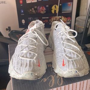 Women Nike 04 gym shoe in great condition.